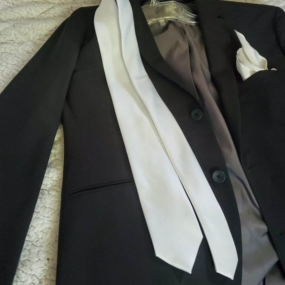 Men's suit jacket with white tye and white handkerchief - Picture 2 of 2